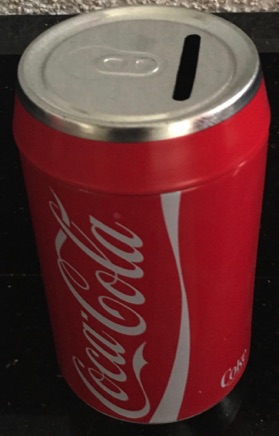 499059 € 3,00 coca cola spaarpot H12 D 6 cm